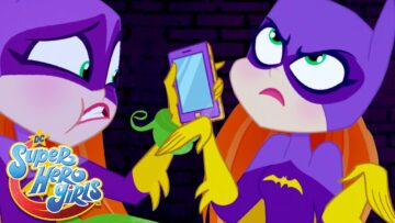 É a Batgirl! | DC Super Hero Girls Brasil