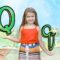 LETRA Q – Aprenda as letras do alfabeto com a Turminha do Caramelo | Alfabetização
